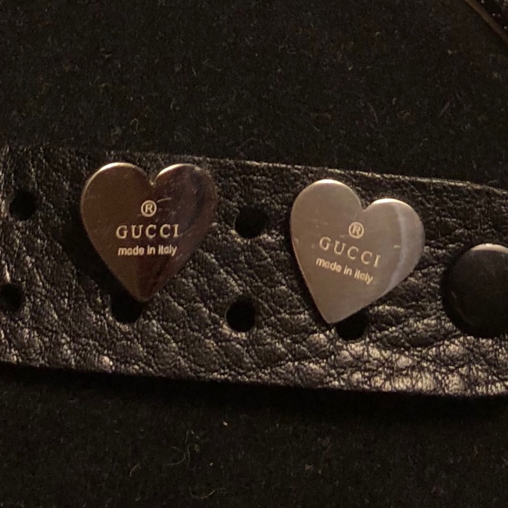 Heart metal earrings with Gucci trademark.